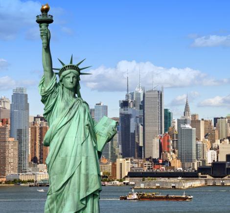 New_York_city_skyline_with_Statue_of_Liberty_over_the_Hudson_River_with_midtown_Manhattan_skyscrapers.jpg