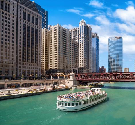 Tourist_boat_on_the_Chicago_River.jpg