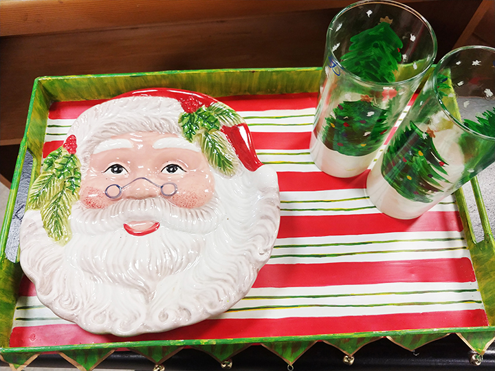Christmas tray with Christmas themed glasses